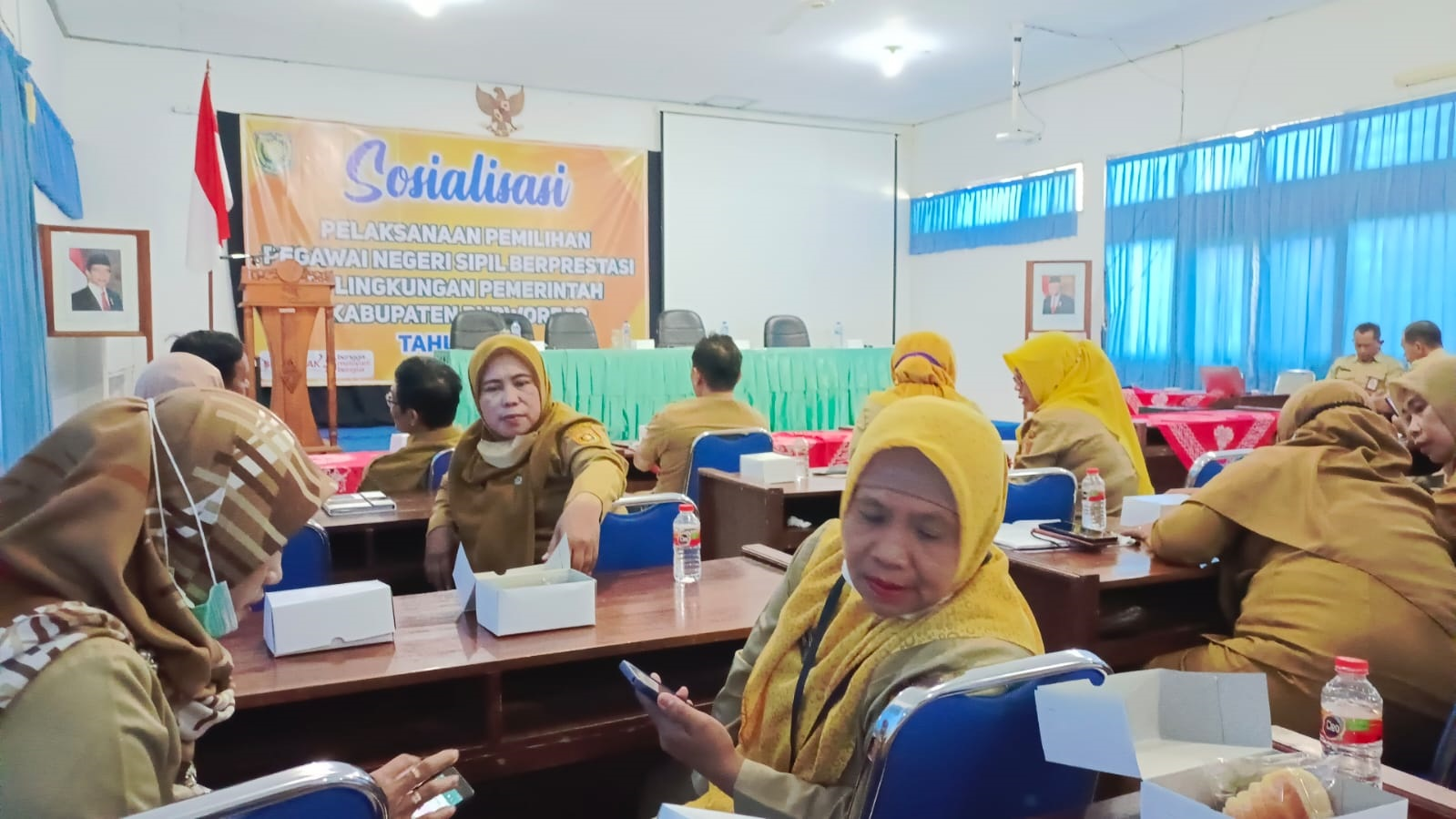 Mengikuti Sosialisasi PNS Berprestasi