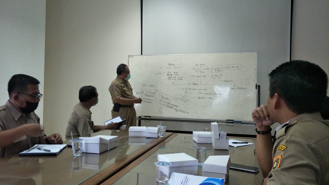 Rapat rekap data masyarakat terdampak covid 19