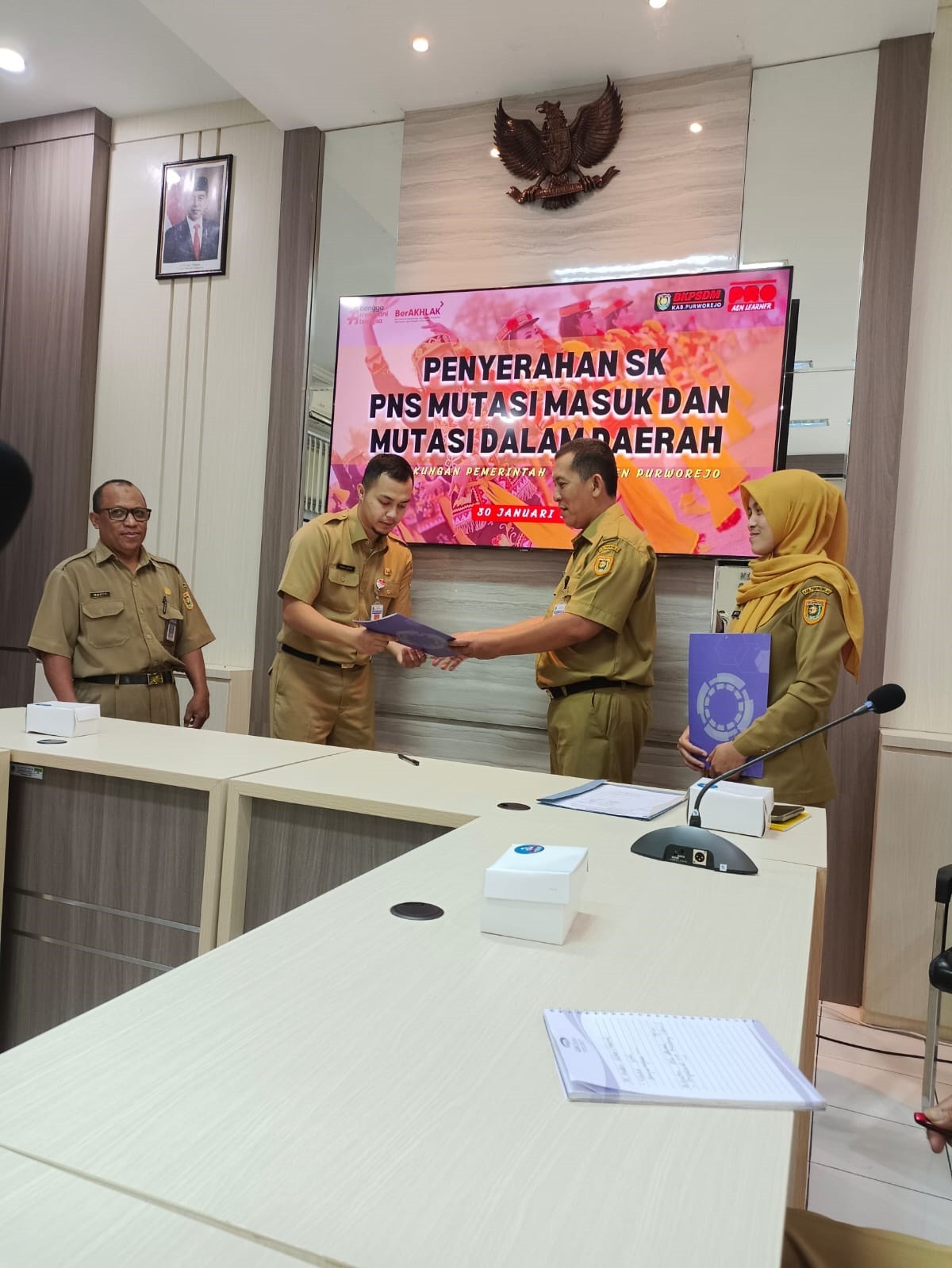 Penyerahan SK Mutasi Pegawai Bappedalitbang Purworejo