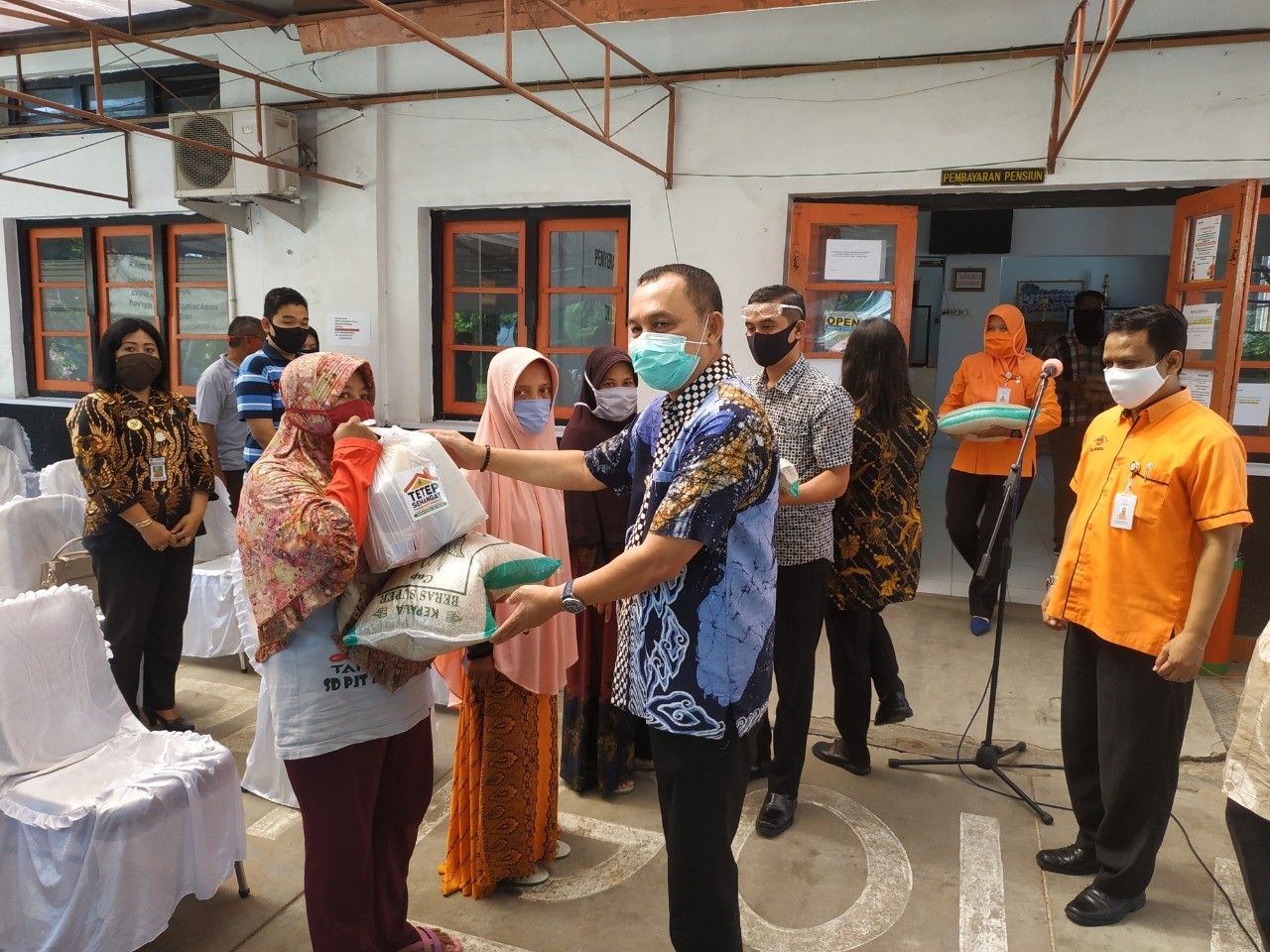 Penyaluran Program Bantuan Sosial Jaring Pengaman Sosial Masyarakat Terdampak Covid-19 dari Gubernur Jawa Tengah di Kabupaten Purworejo